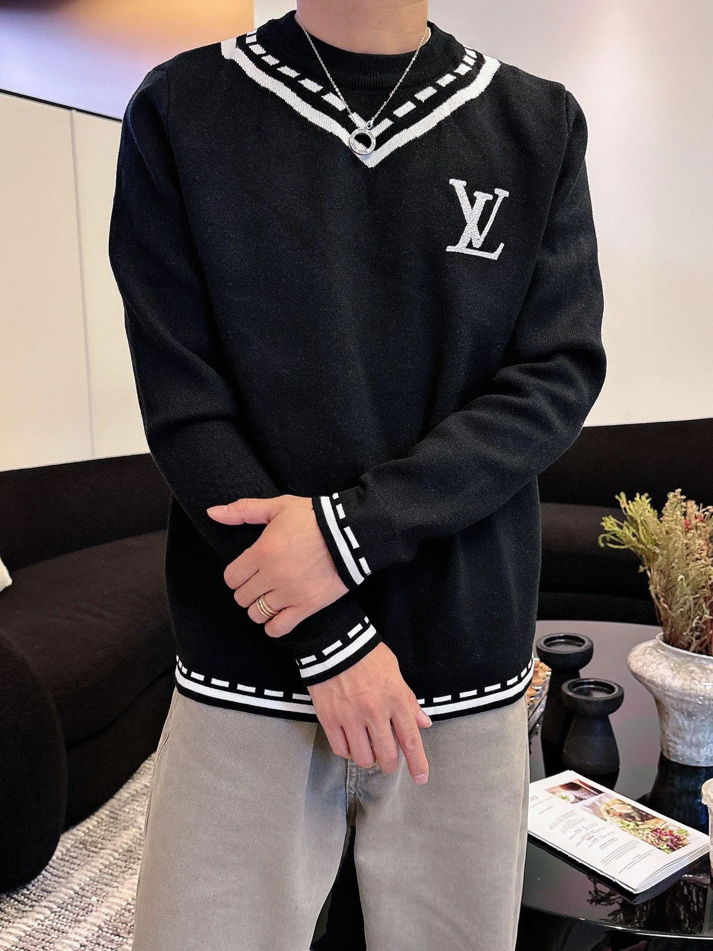 🅿️440 【LV Louis Vuitton】Autumn and winter classic round neck pullover sweater, in full condition! ! ! Wool blended fabric, the latest model in 2025, golden ratio! ! Slim-fitting soft gold, versatile and practical item, the combination and practicality are extremely powerful, simple and elegant, and classy! To create your own style, it is highly recommended to buy it in two colors. The standard slim fit tailoring process is suitable for both young and old men. It is knitted from wool and will not cause any discomfort! While keeping warm, it is stylish, textured and wearable, and the classic logo with contrasting colors on the chest feels in place! ! Recommended for regular customers! ! Size M-3XL (maximum wear: 190 pounds)